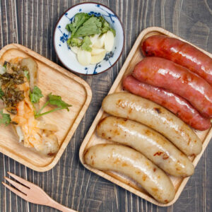 Bánh nếp Chen và lạp xưởng bày trên khay gỗ